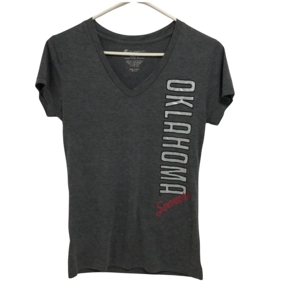 Women’s Oklahoma Sooners Football V-neck tee shirt. Brand : Colosseum. Size L.